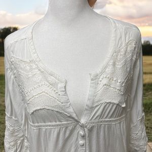 Solitaire white blouse. 100% Rayon with 100% cotton crocheted accents. sz 1X